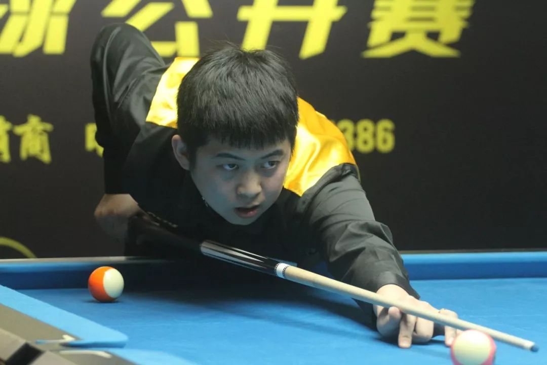 一个由学生 一个由学生